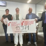 Monique Lehky Hagen, au centre, remet les 13971 signatures au vice-chancelier Stéphane Theytaz, tout à droite
